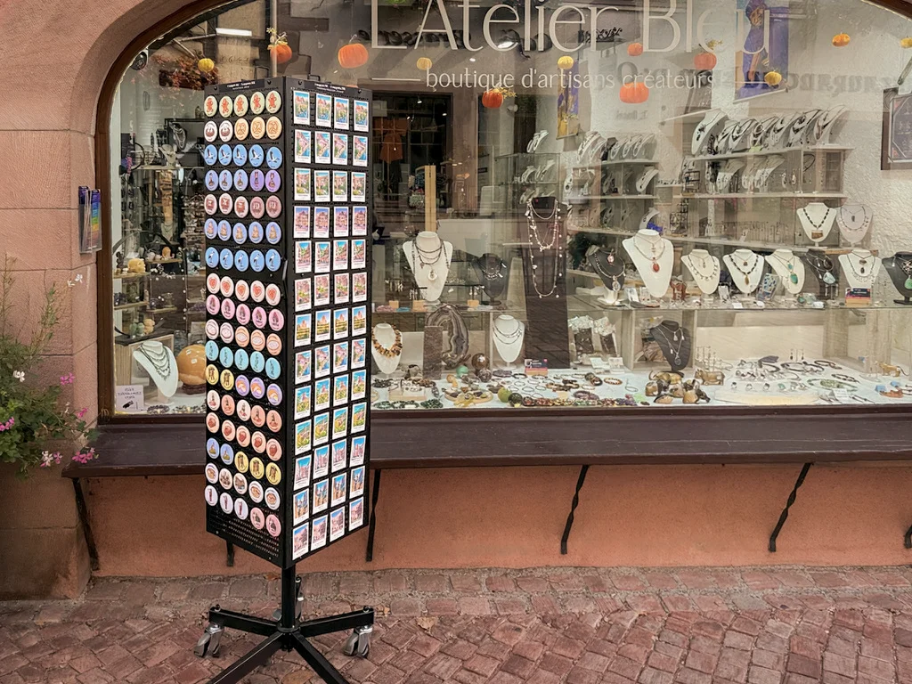 Présentoir de magnets FLÂNE devant la boutique L’Atelier Bleu à Kaysersberg.